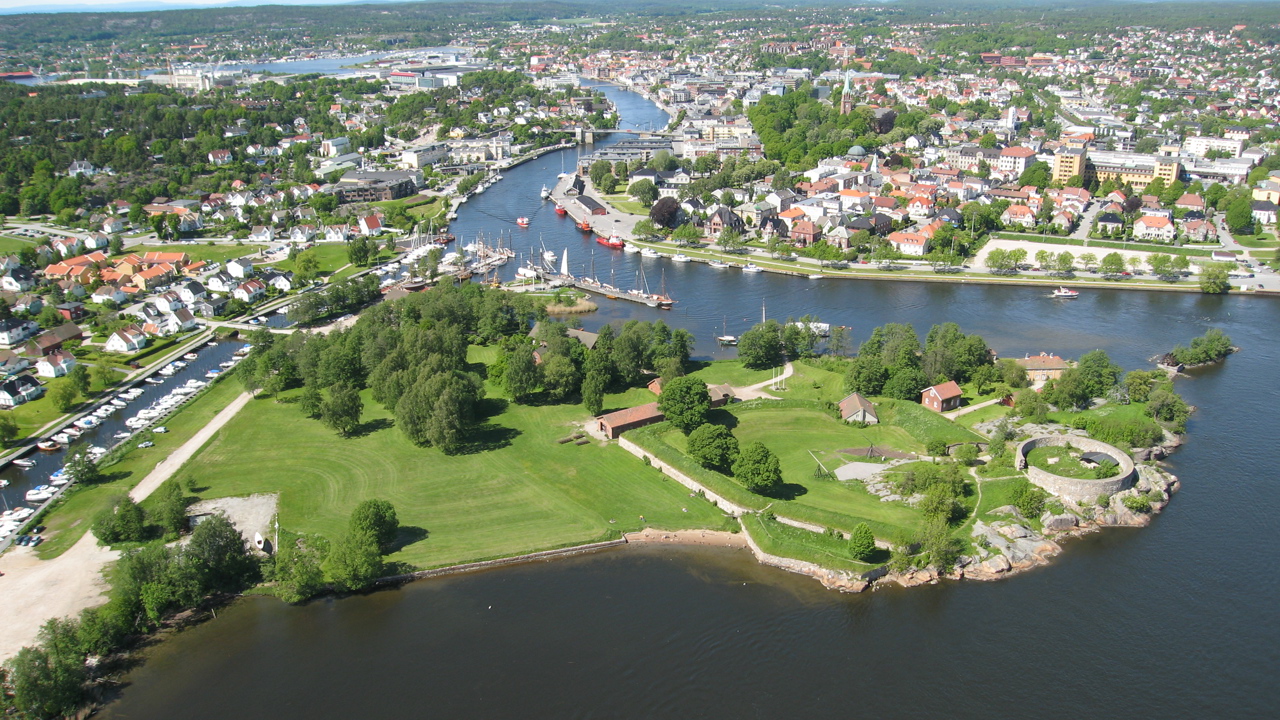 flyfoto over Isegran-øya i Fredrikstad, med Glomma og Vesterelva på hver sin side.