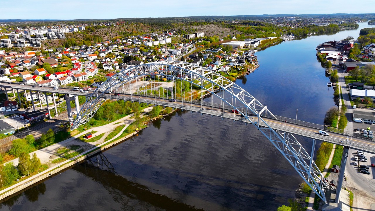 Oversiktsbilde av Fredrikstadbrua med landskapet rundt.
