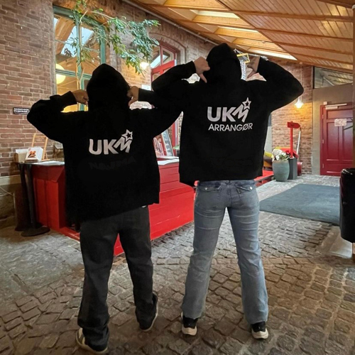 Bilde av to unge arrangører