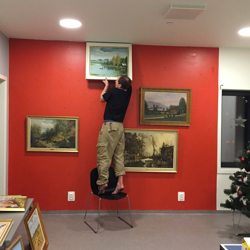 Den røde veggen får bildene på plass