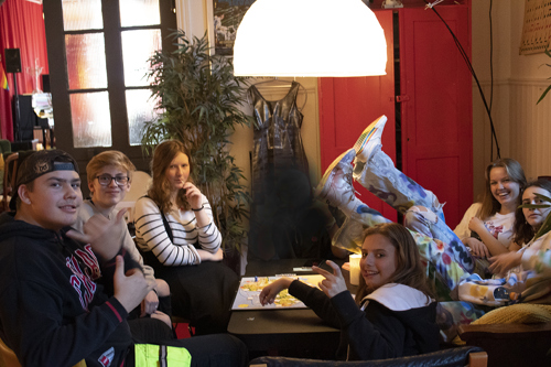 6 ungdommer som hygger seg