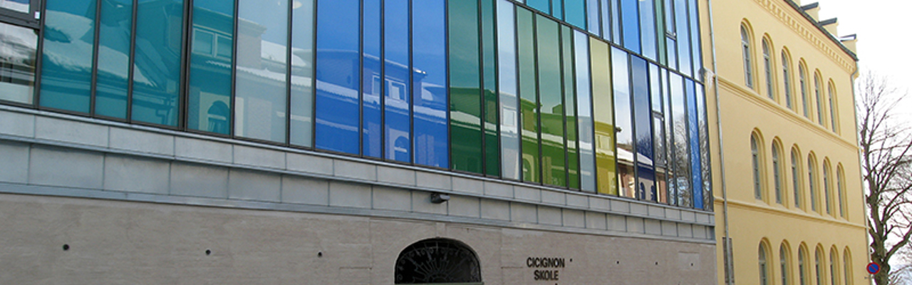Cicignon skole med fargerik glassfasade