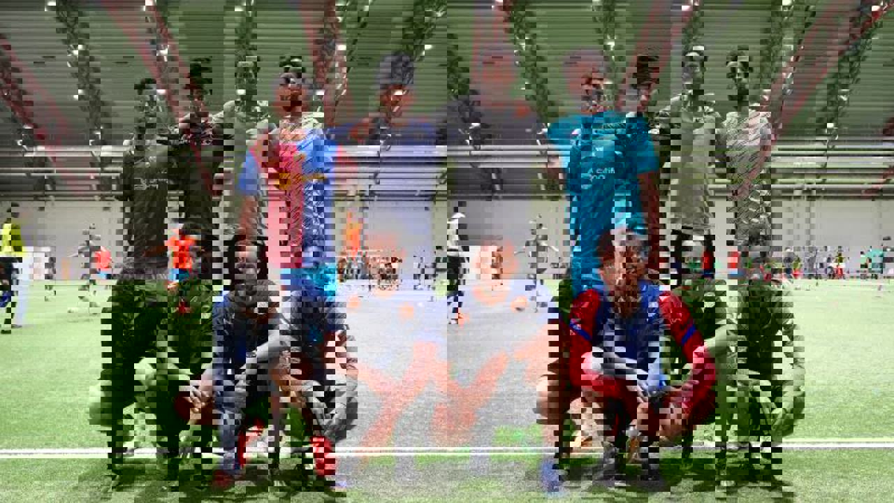 8 menn står oppstilt på lagbilde fotball 