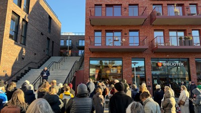 Stor folkemengde ser mot en person som holder tale. 