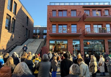 Stor folkemengde ser mot en person som holder tale. 