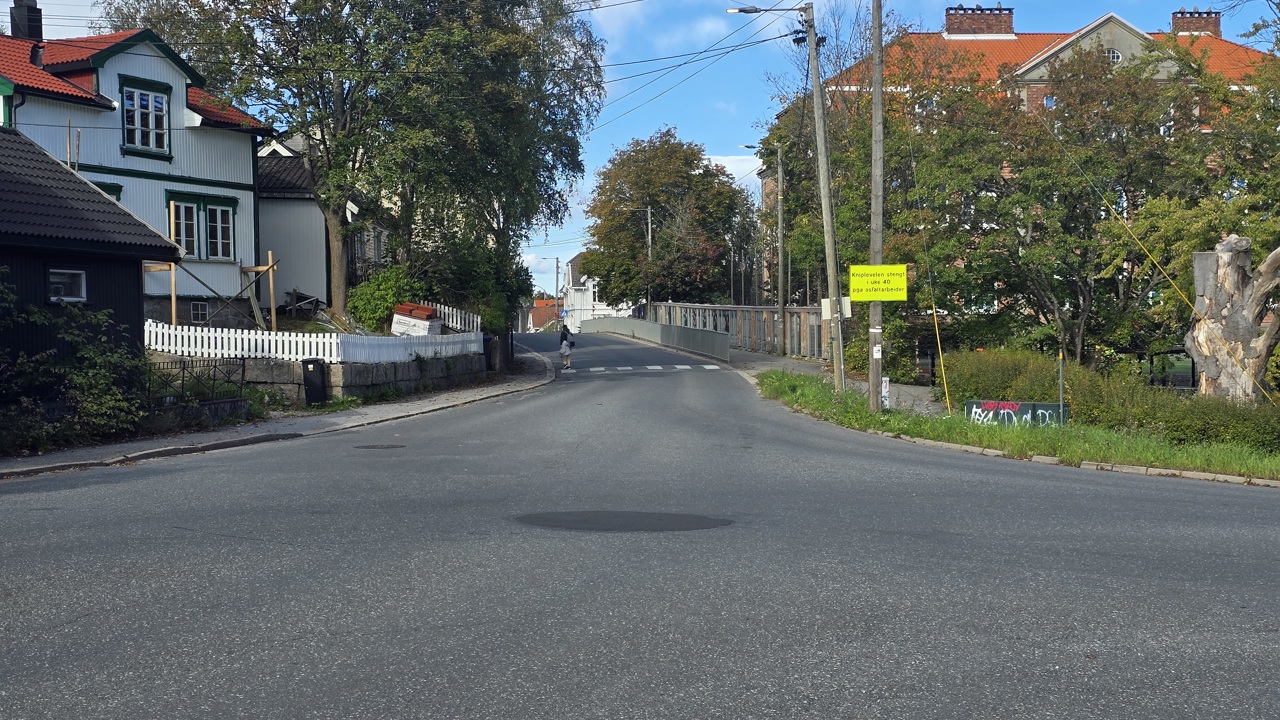 Krysset Glemmengata, Traraveien ved Trara skole