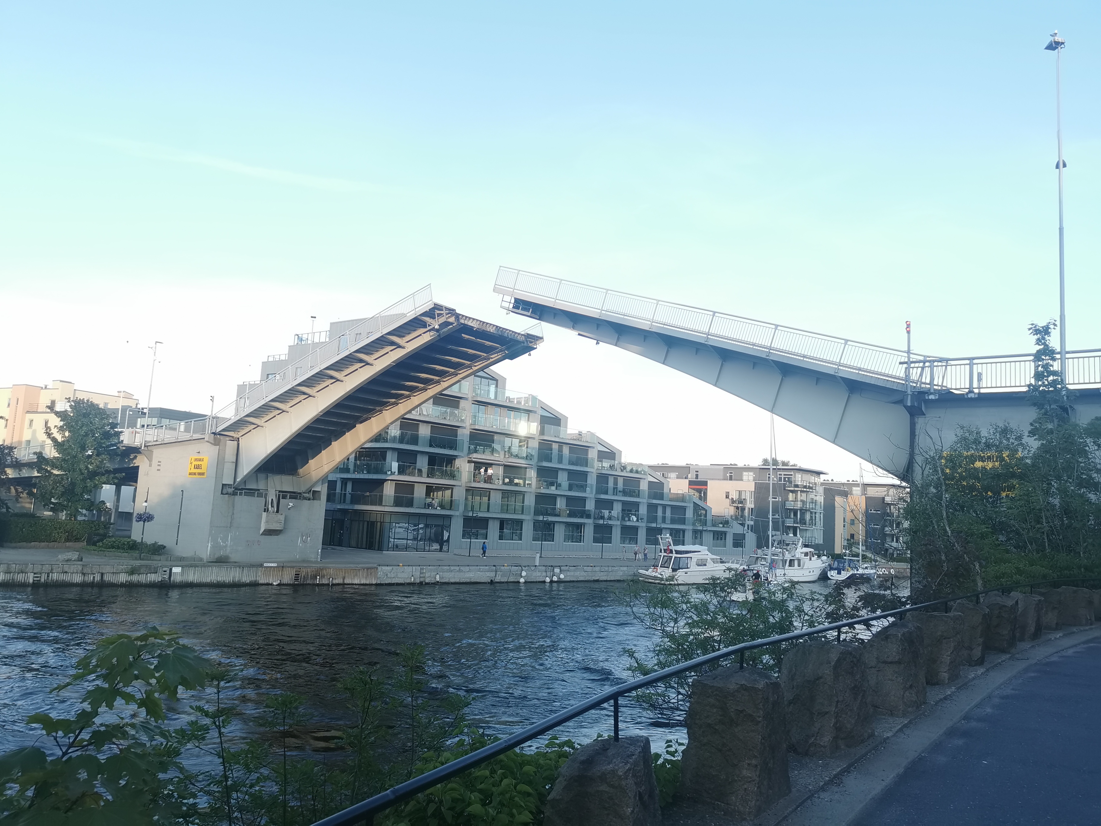 Kråkerøybrua, åpen