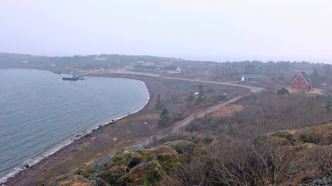 Rauøy fort åpnet ild like før midnatt den 8. april 1940, og var i kamp helt til rundt klokken åtte morgenen etter. Bildet viser leirområdet ved fortet. Foto: Tommy Gildseth/Wikimedia Commons