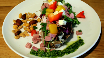 En tallerken med mange farger og sunne ingredienser