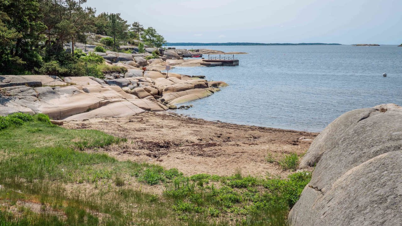 Kommuneoverlegen fraråder ikke bading. Dette bildet er fra Faratangen badeplass.