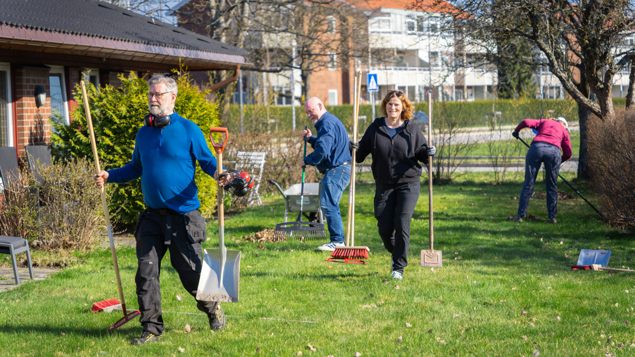 God innsats: Fra venstre Tor Henning Johansen, varaordfører Ole Johan Lakselv, June Holt Andersen, virksomhetsleder bolig, og Mona Berg bidrar i dugnaden ved Østsiden eldresenter.
