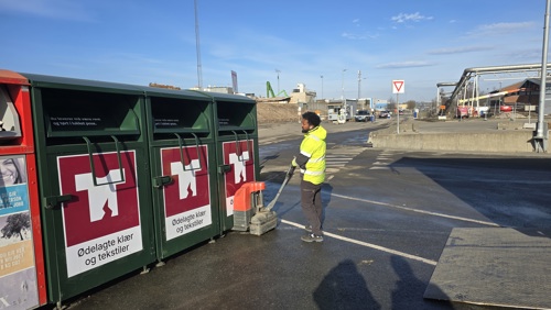 Bilde av tekstiltårn som blir satt på plass på Frevar