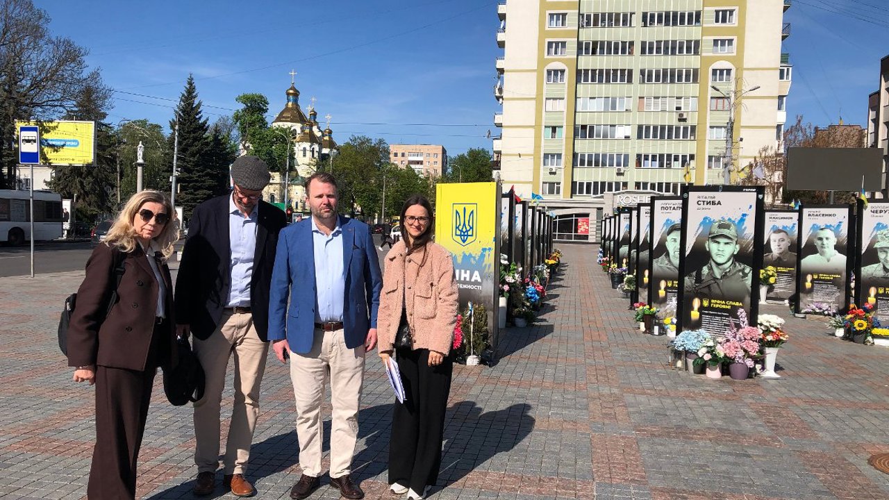 Trond Svandal og Arne Sekkelsten på tur i Rivne sammen med to av kontaktene de fikk i den nye vennskapsbyen. Foto: Privat