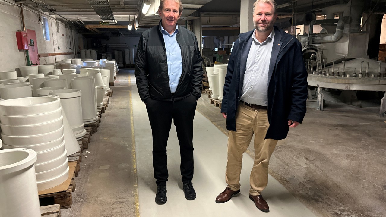 Fra venstre: Mark Kristiansen, styremedlem og største eier i Norsk Teknisk Porselen Products AS, og Arne Sekkelsten, ordfører i Fredrikstad kommune.
