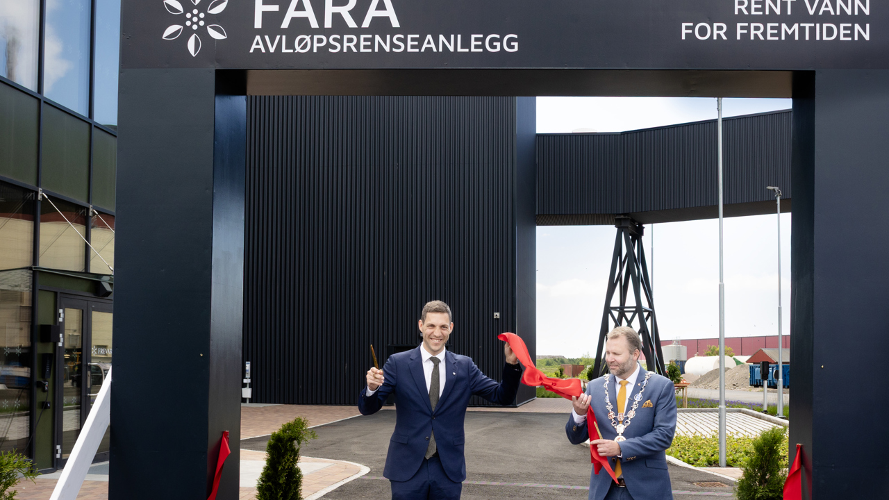 Klima- og miljøminister Andreas Bjelland Eriksen og ordfører Arne Sekkelsten klippet snoren sammen og åpnet det nye avløpsrenseanlegget på FARA.
