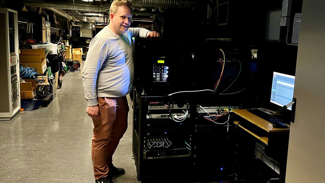 Person viser fram nytt utstyr på kinoen 