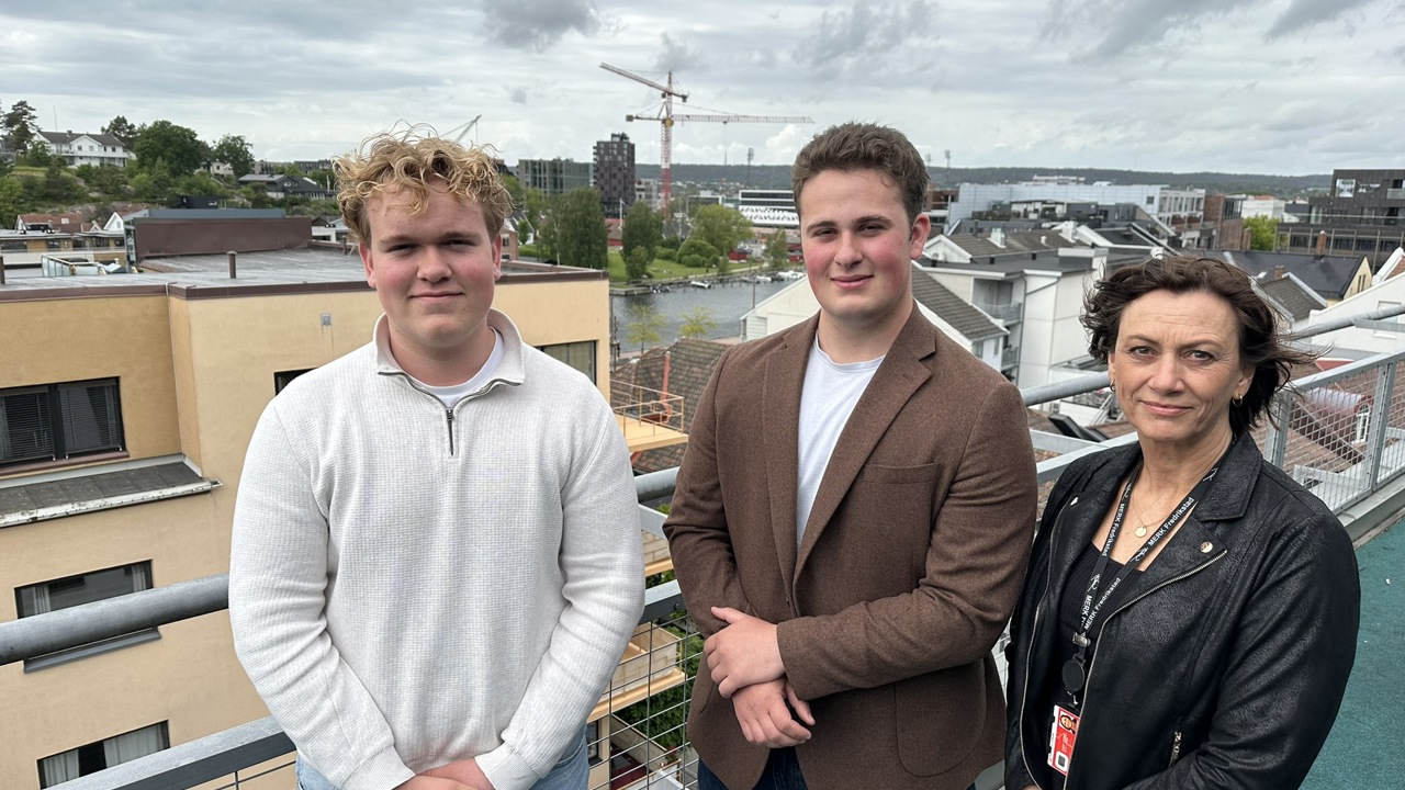Ungdomsrådet i Fredrikstad har fått innblikk i resultatene. Fra venstre: Martin Johannes Øraas (nestleder i ungdomsrådet), Even Auestad (leder i ungdomsrådet) og Marianne Bekker (direktør for oppvekst i Fredrikstad kommune). Bildet er tatt på rådhustaket med utsikt over byen.