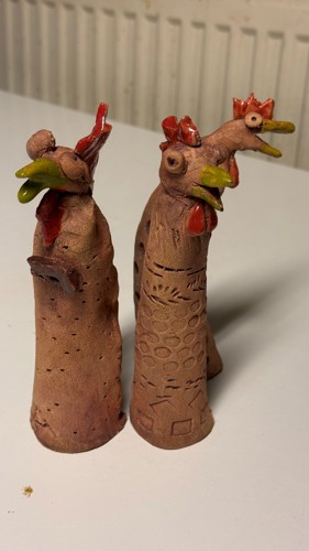 Høner laget på keramikk og skulptur