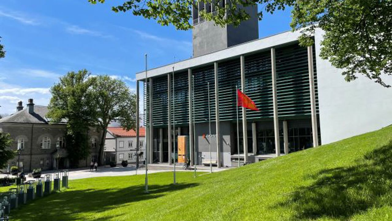 grønt gress med rådhuset i Fredrikstad i bakgrunn