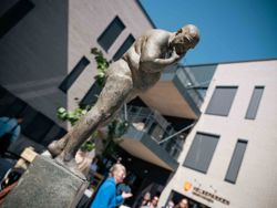 Skulptur utenfor Helseparken - Høyt oppe, langt ned mann