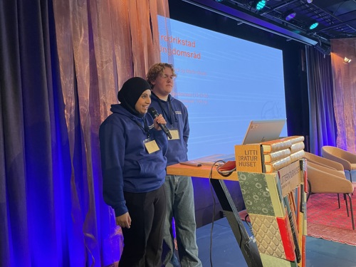 Sara Ahmed Mahdi og Martin Johannes Øraas på scenen