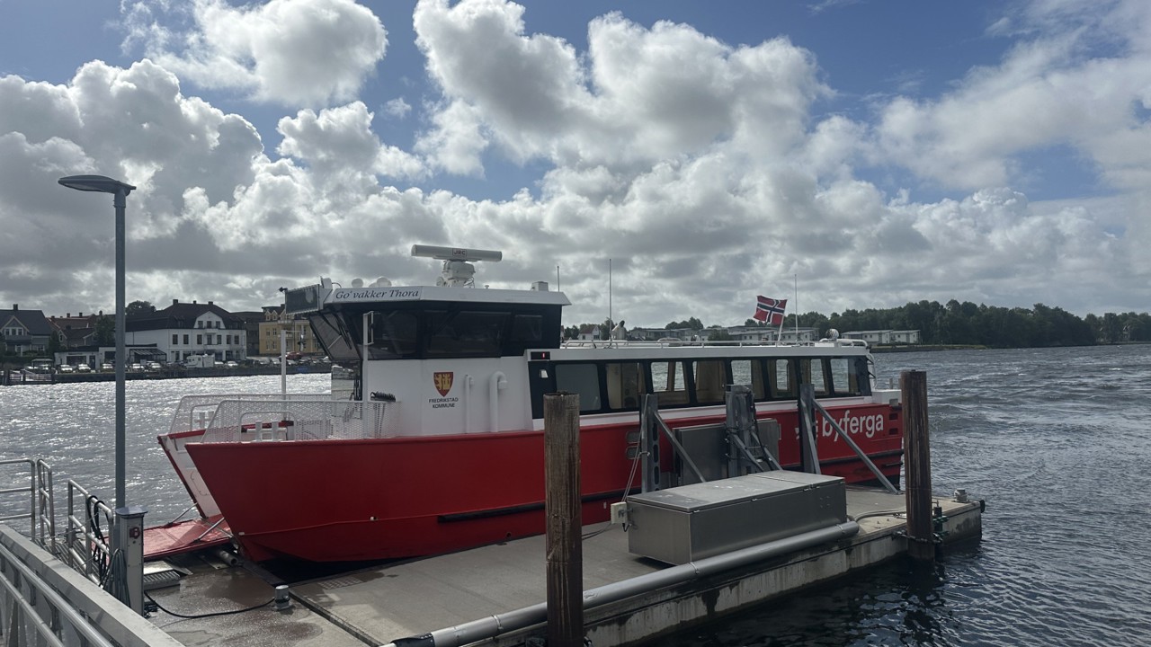 Illustrasjonsbilde av byfergen Thora ved Lisleby fergeleie, tatt samme dag som Sjøfartsdirektoratet var på oppfølgingsrevisjon, torsdag 6. august 2026.