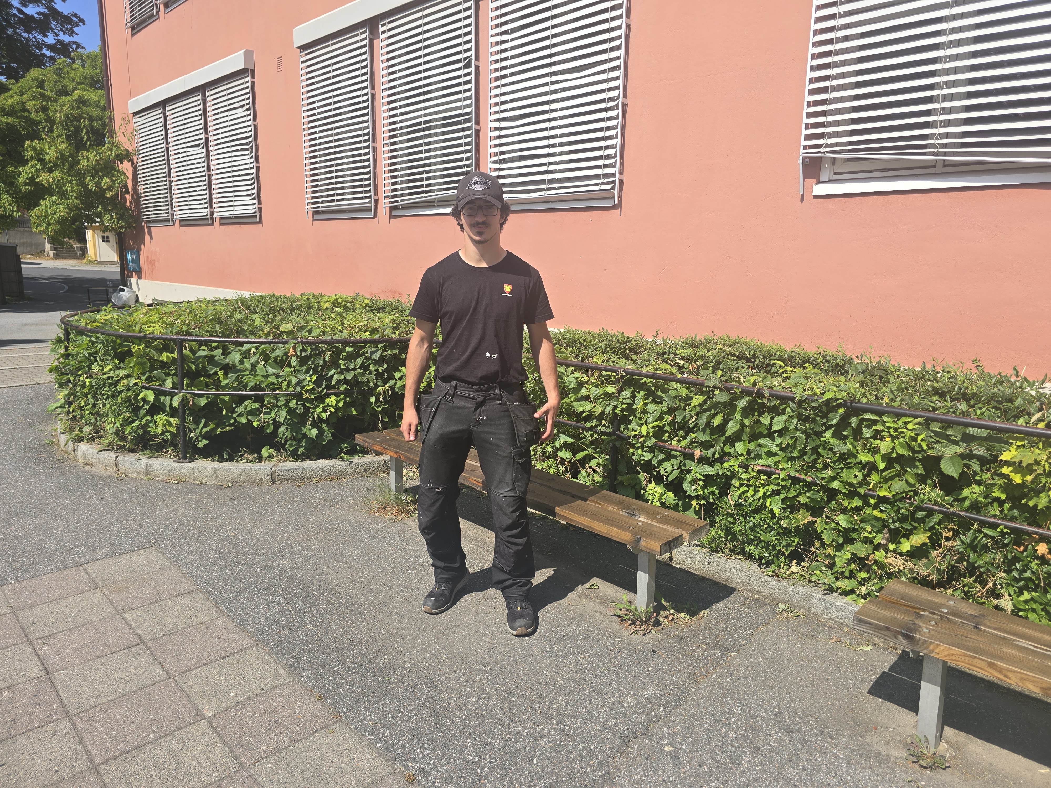 Trara skole, Mohamed ved hekk og benker