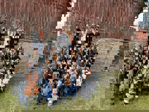 unge musikere med strykeinstrumenter utendørs