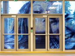 Kunst ved utgang av ungdomskolen - 2 glade ungdommer