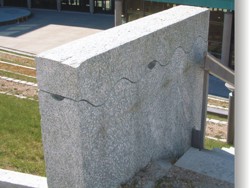 Mange hender - En steinblokk med oval hull hvor du kan kjenne med henda å føle hender