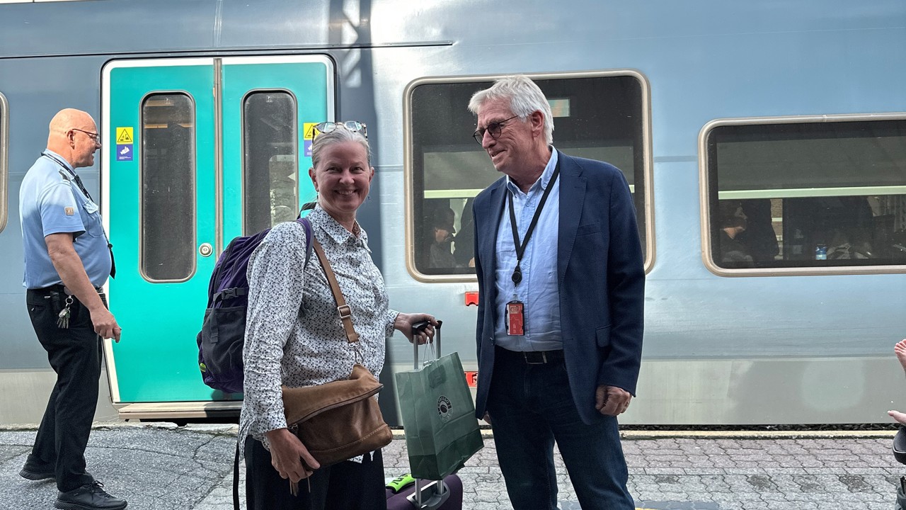 Dick Ekeroth møtte valgobservatør Kim Kippen på Fredrikstad togstasjon. Kippen kom med toget fra Göteborg.