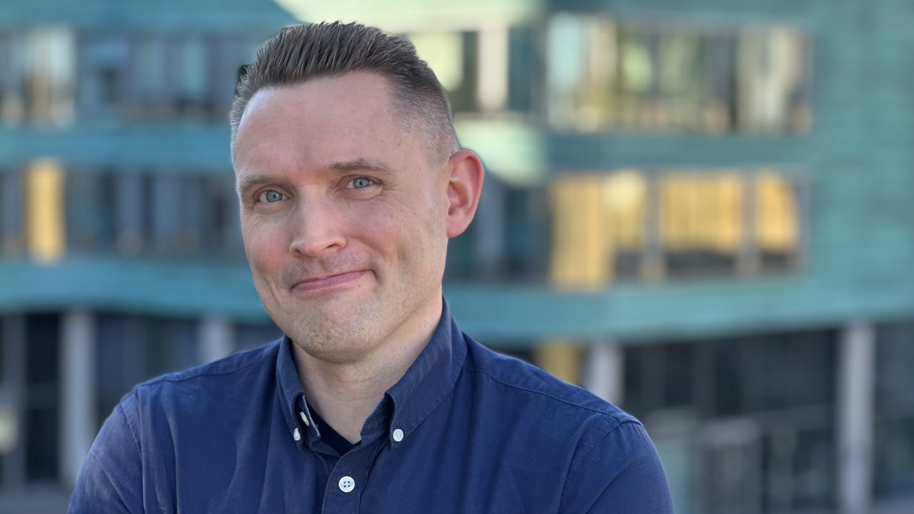 Portrett tatt på utsiden av rådhuset i Fredrikstad, på baksiden. Marius A. Belstad (40) en ny, midlertidig beredskapsansvarlig. Han som har jobbet med sikkerhet og beredskap i kommunen i flere år. Han overtar etter Hans Arve Rognerud, som har hatt stillingen siden våren 2021 og nå går til en stilling i Forsvaret på Rygge som nestkommanderende og stabssjef på skvadronsnivå.