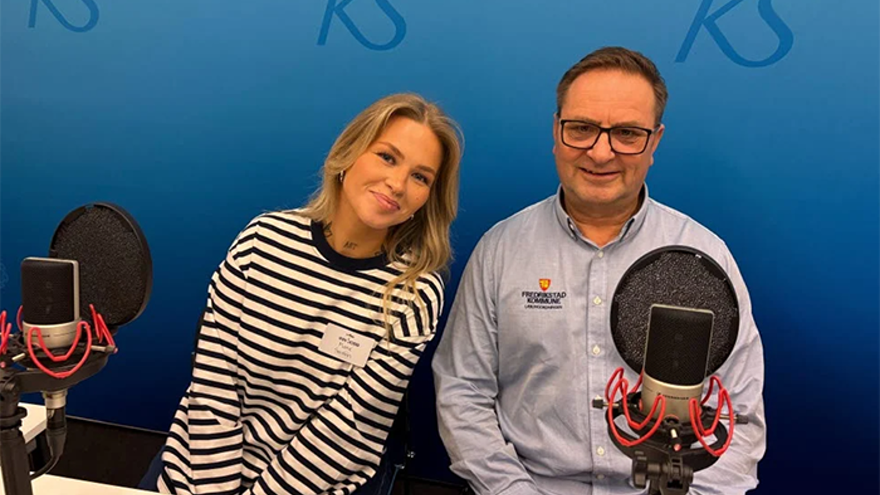 Ingar Løkkeberg Jansen, fagansvarlig for lærlingeordningen i Fredrikstad kommune, og en av deltakerne, Marie Swahn, som i dag er i jobb og snart får fagbrev som helsefagarbeider. (Foto: KS) 