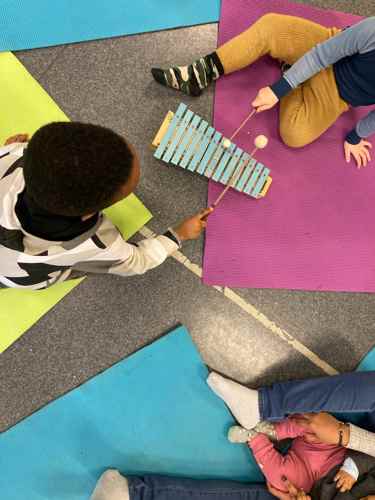 Bilde fra musikksamling i Åpen barnhage