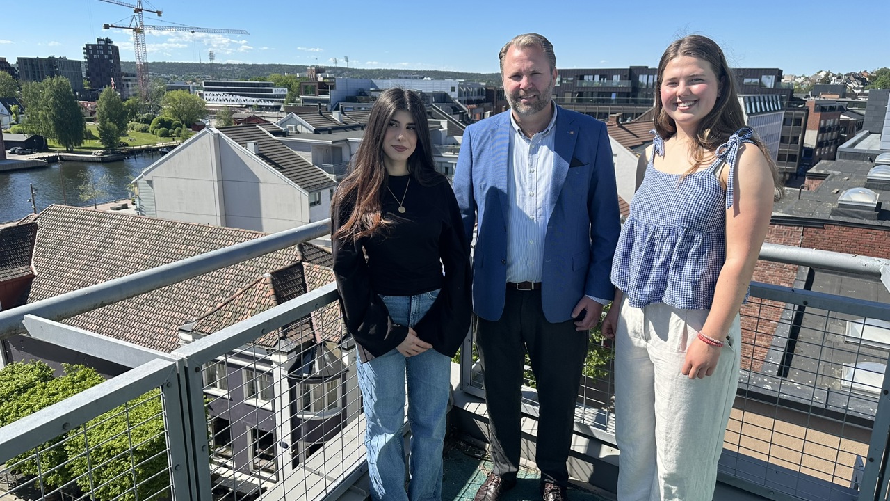 Ordfører Arne Sekkelsten med demokratiguidene Jane Ameerah Ibrahim (19) og Julia Hannam-Larsen (19) på takterassen til rådhuset i Fredrikstad sentrum.