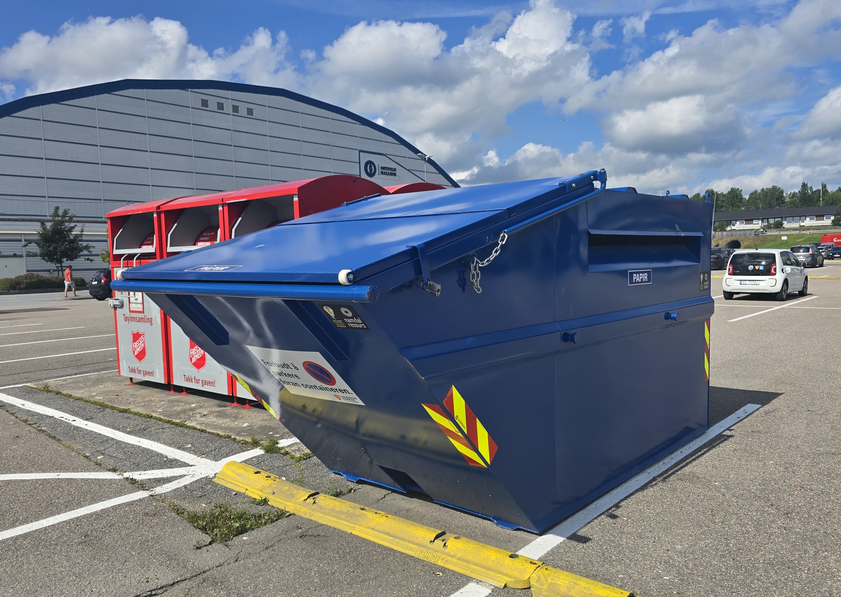 Papircontainer utplassert ved Østfoldhallen i juli