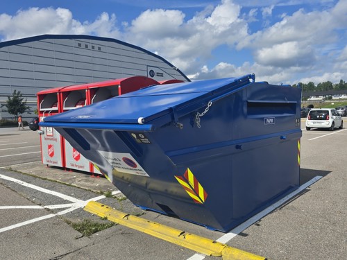 Papircontainer utplassert ved Østfoldhallen i juli