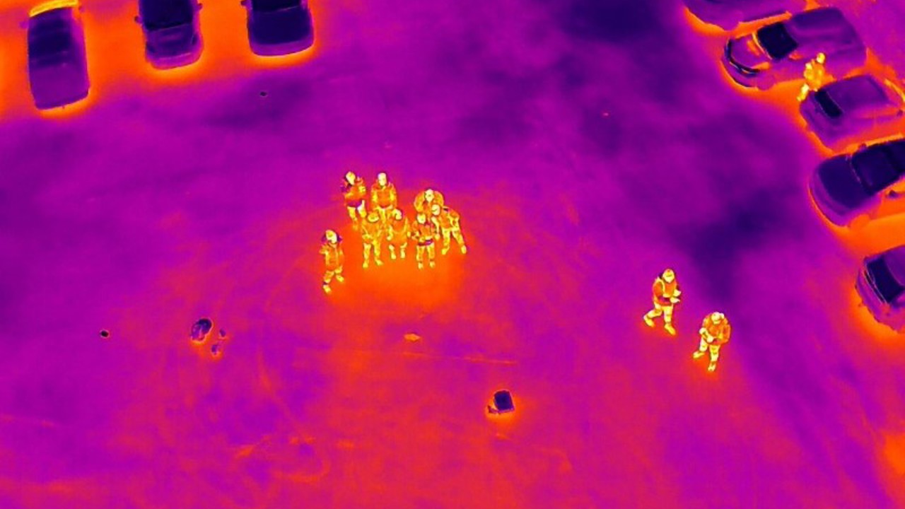 TERMISK DRONE: I motsetning til vanlige kameraer som kun fanger synlig lys, bruker termiske droner infrarøde kameraer som registrerer varmeutstråling fra objekter. Dette gjør det mulig å avdekke varmelekkasjer og andre temperaturforskjeller med høy presisjon.