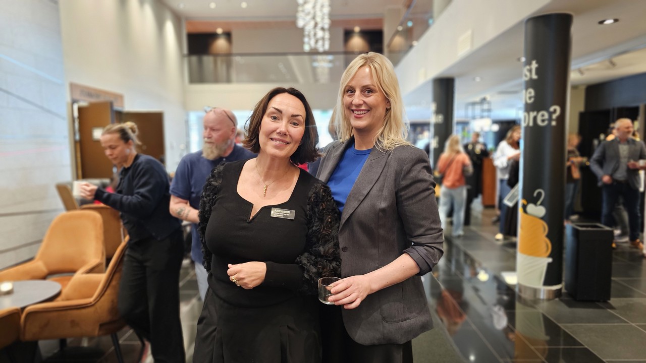 F. v. hotellsjef Ann-Karin Vollebæk ved Quality Hotel Fredrikstad og Nina Ødegård, koordinator Fredrikstad Ung Satsing (FUS) i Områdesatsing Fredrikstad