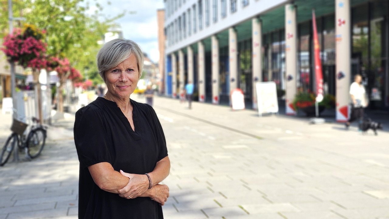 Kommunedriektør Inger Hegna utenfor Fredrikstad rådhus