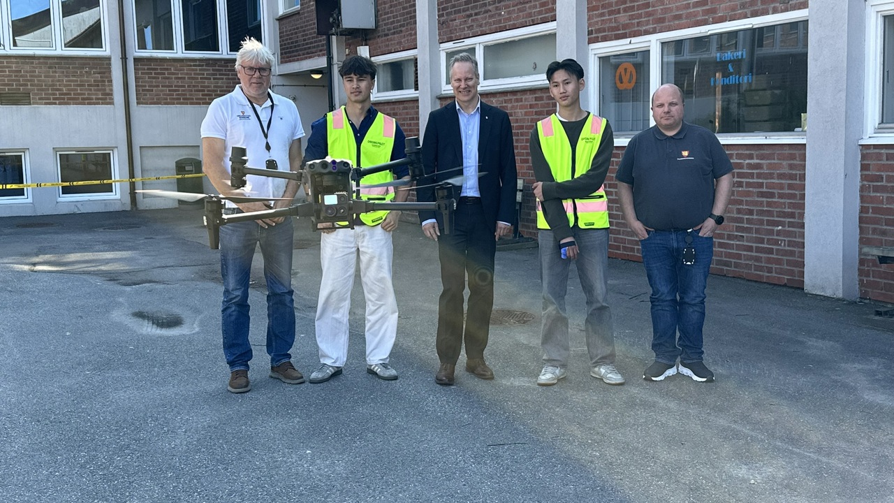 Samferdselsminister Jon-Ivar Nygård sammen med drone-lærlingene Kristian Nguyen Utne (17, t.v.) og Matheo Ha (17) – Fredrikstad er første kommune på Østlandet som tar inn dronelærlinger. Odd Ivar Jacobsen, avdelingsleder byggteknikk hos virksomhet bygningsdrift i Fredrikstad kommune, til høyre.