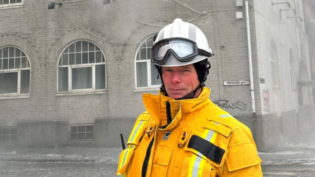 Brannsjef Stein D. Laache under brannen 9. februar i fjor, da en bygård i Fredrikstad i full fyr, og gjestene ved Hotel Fredrikstad måtte evakuere.