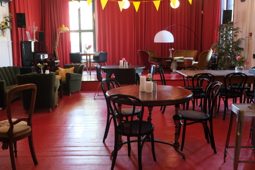 kafe med retro møbler