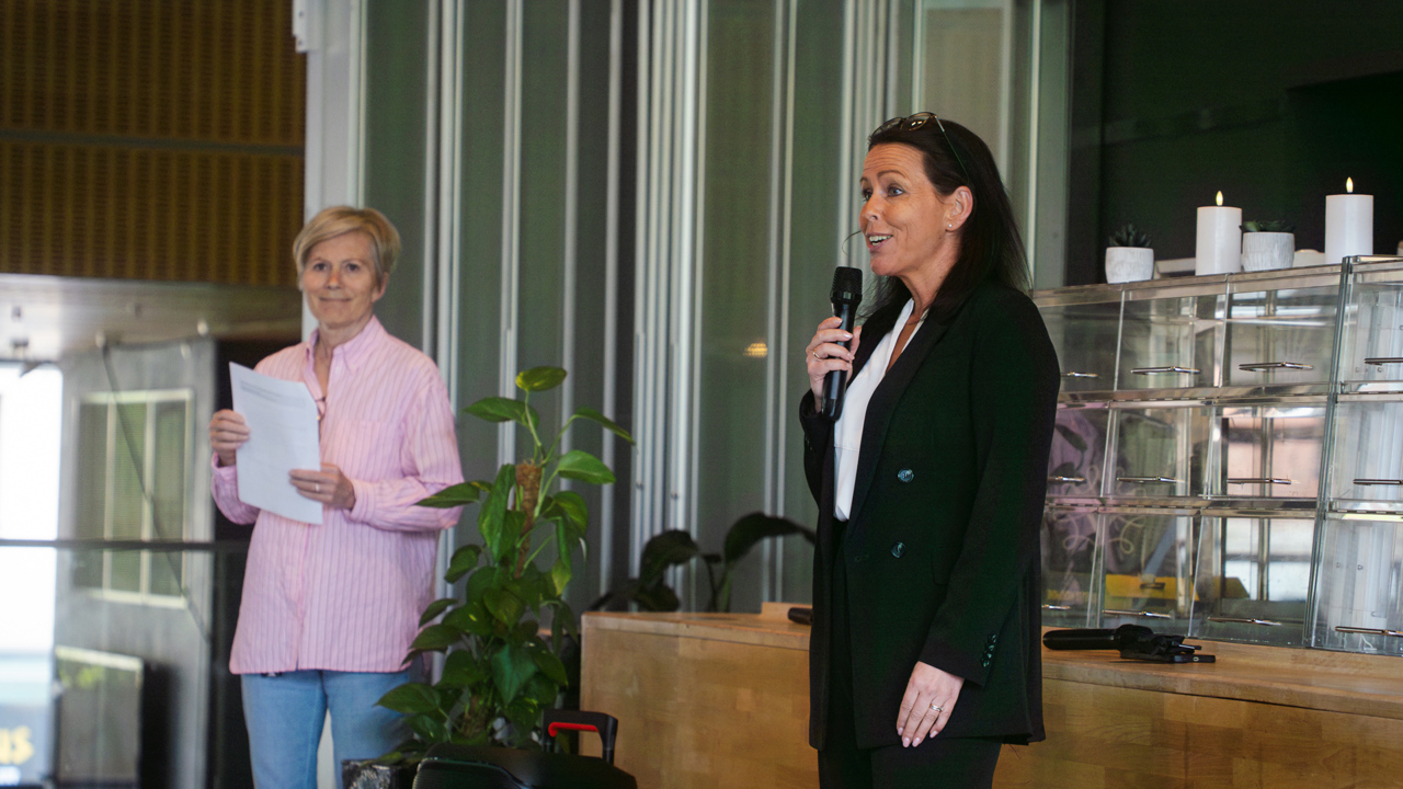 Kommunedirektør Inger Hegna og virksomhetsleder for Tjenesteutvikling og analyse, Jennie Pedersen. 