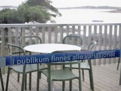 Skrift på vindu sett fra innsiden: I publikum finnes alle variasjoner