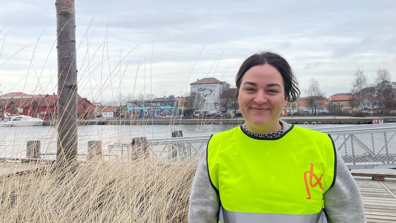 Blid dame smiler mot kamera