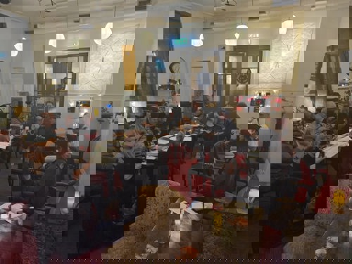 folk som jammer i kafeen