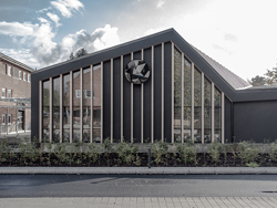 Gressvik ungdomskole fra utsiden - store vinduer med spiler