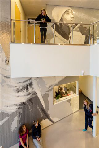 Kunst på vegg i fellesområde på Vestbygda ungdomskole