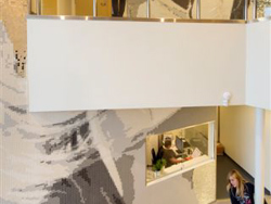 Kunst på vegg i fellesområde på Vestbygda ungdomskole